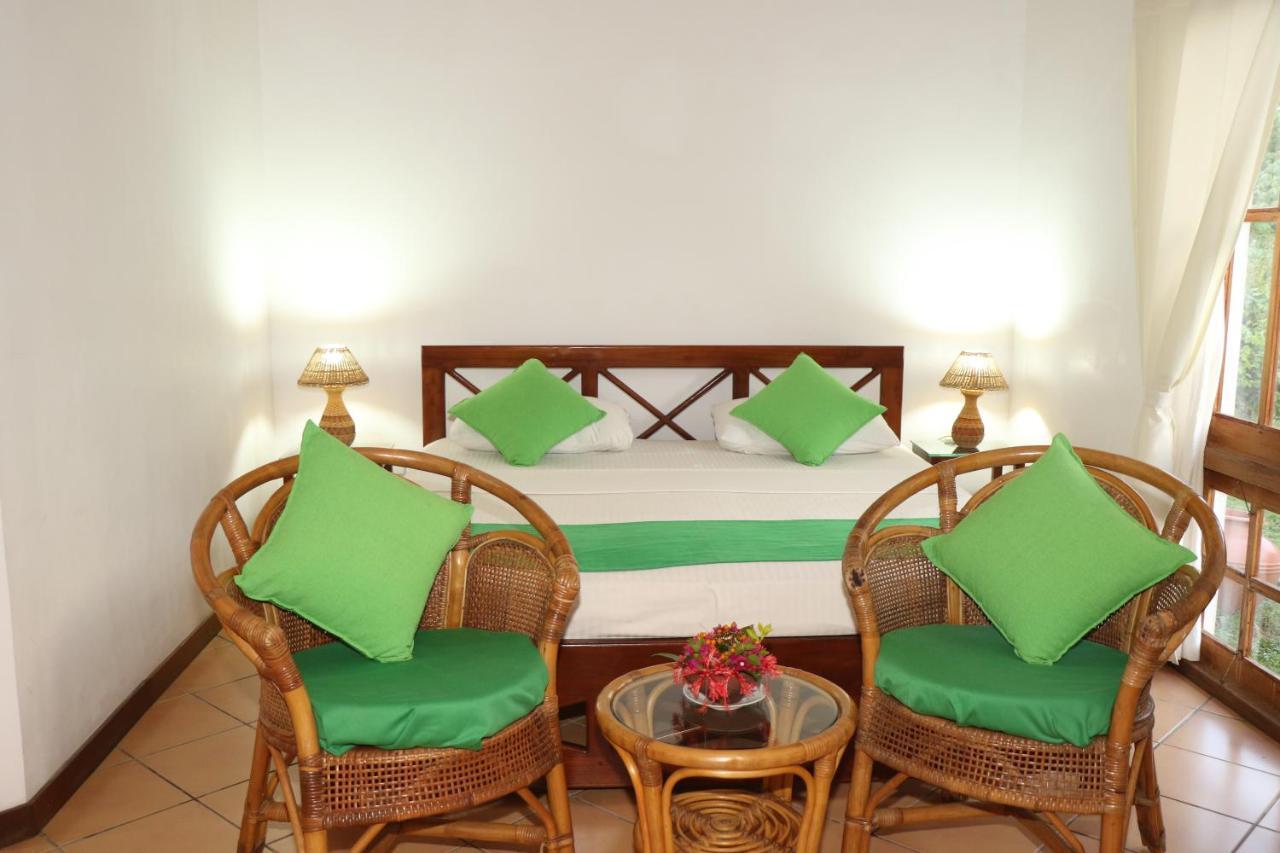 Hibiscus Garden Hotel Tissamaharama Esterno foto