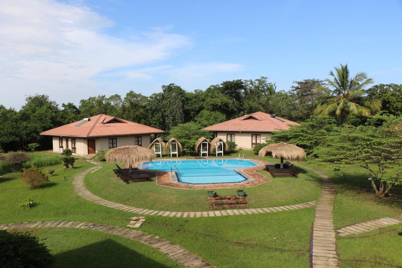 Hibiscus Garden Hotel Tissamaharama Esterno foto