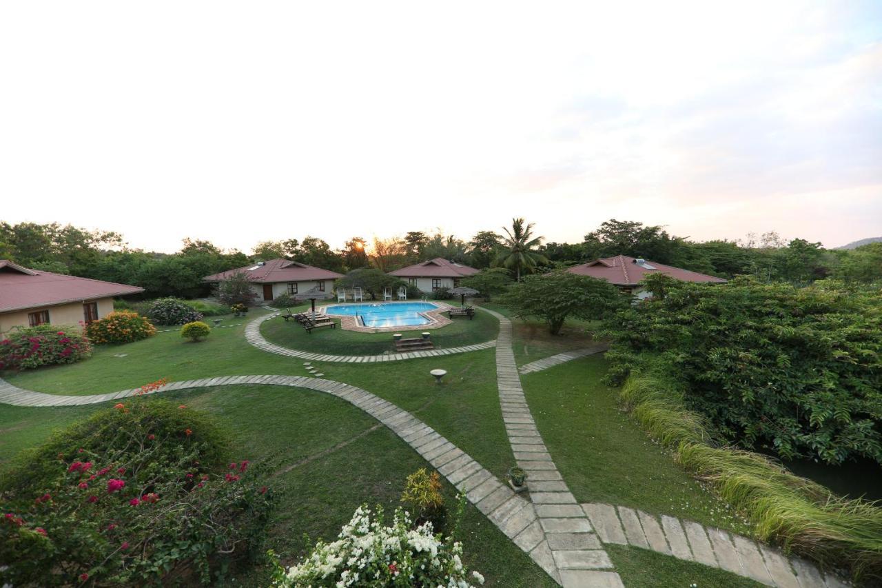 Hibiscus Garden Hotel Tissamaharama Esterno foto